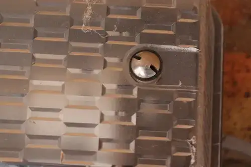 a photo of the bolt in question