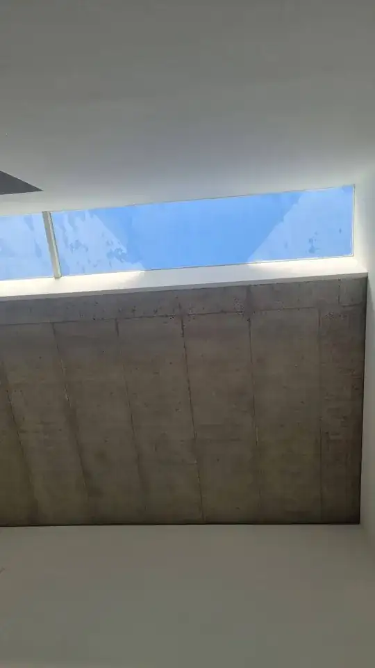 picture of skylight window with condensation