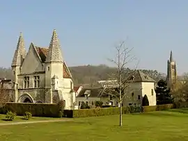 The chateau and church in Béthisy-Saint-Pierre