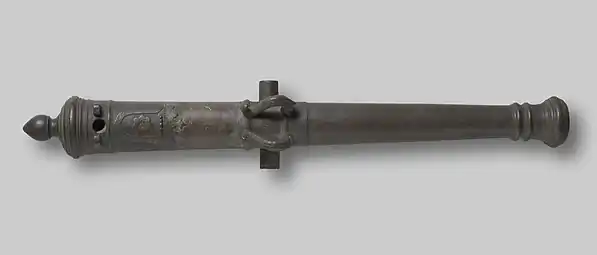 Western-styled lilla (draaibas) from Lombok, captured from Lombok in 1894. 128&nbsp;cm long with 41&nbsp;mm caliber.