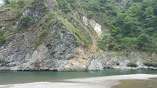 Diorite dike intruding outcrop of the Dalupirip schist exposed somewhere in the Dalupirip segment of the Agno River.
