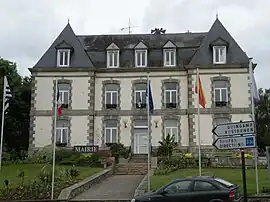 The town hall in Mûr-de-Bretagne