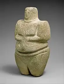 Standing female figure wearing a strap and a necklace; 3rd–2nd millennium BC; sandstone and quartzite; height: 27.5&nbsp;cm, width: 14.3&nbsp;cm, depth: 14.3&nbsp;cm; from Mareb (Yemen); Metropolitan Museum of Art (New York City)