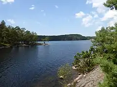 Stora Delsjön, strait between the small island Delhuvudet and Brattklevs udde, June 26, 2020.