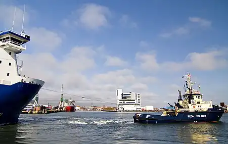 Swedish harbour tug Svitzer Freja in tug-operation (3,600 kW / 453 gross register tons (GRT))