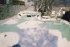 Tiger II tank equipped with the Nahverteidigungswaffe. Roof of the turret, top right.