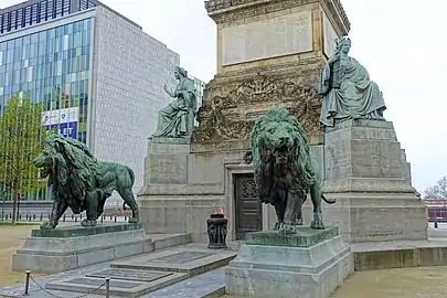 Pedestal of the column, with two bronze lions by Eugène Simonis