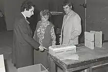 William Waldegrave visiting the acoustic department at the University of Salford in 1981.jpg
