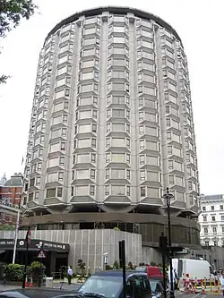 Photograph of a cylindrical tower in a Modernist style with bay-window-like extrusions